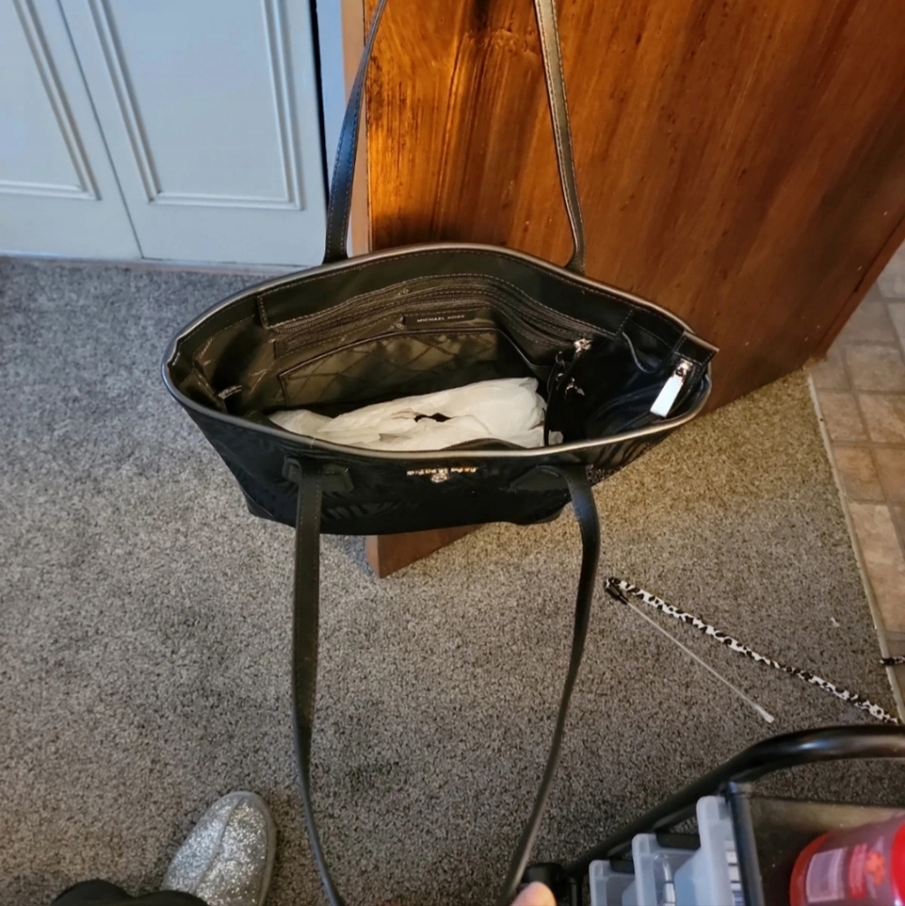 Michael kors purse - Picture 3 of 3